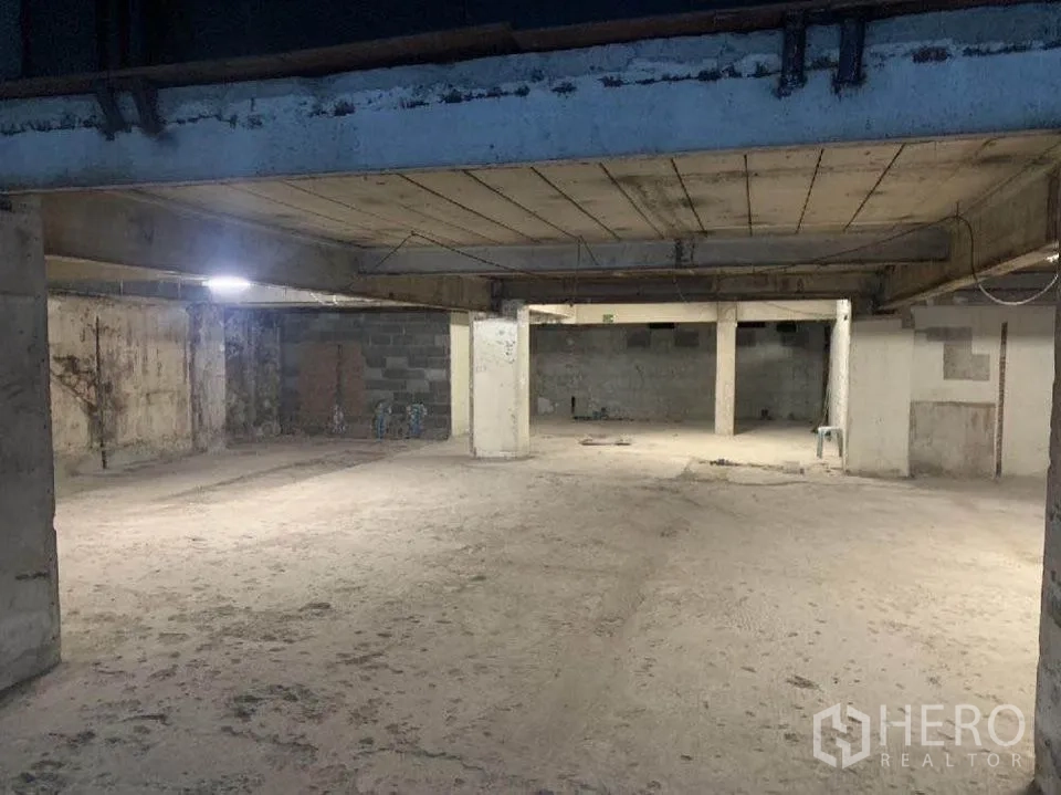 Retail Space for rent in Bang Rak, Bangkok - Large unfinished open-plan floor with concrete columns and high ceiling.