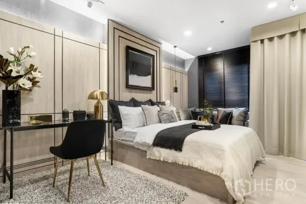 Condominium for sale in Pathum Wan, Bangkok - Stylish 1-bedroom interior featuring soft lighting, work desk and contemporary panelled wall.