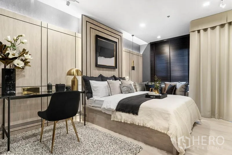 Condominium for sale in Pathum Wan, Bangkok - Stylish 1-bedroom interior featuring soft lighting, work desk and contemporary panelled wall.
