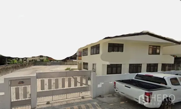 带办公室的家 出租在Wang Thonglang, Bangkok - 两层Home Office，带大门与宽阔水泥院落和停车区，位于曼谷旺通郎。