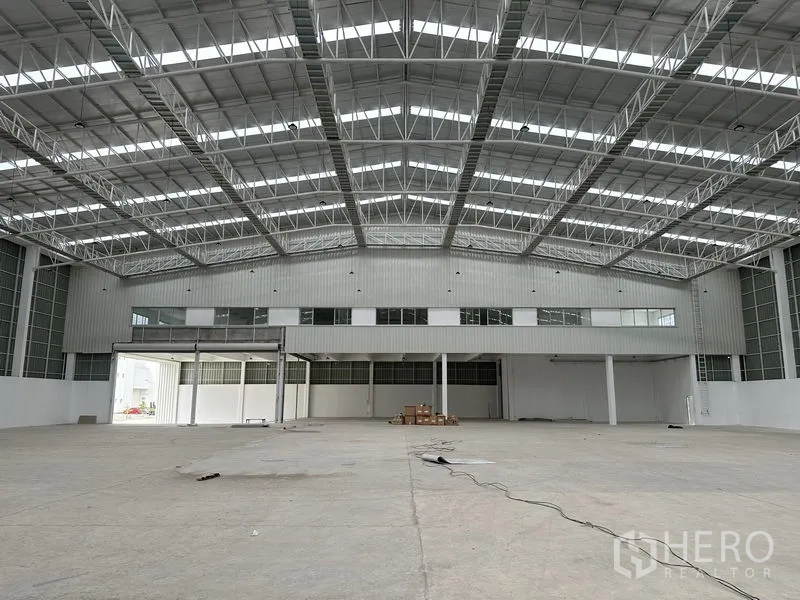 工厂 出租在Pathum Thani - 高挑生产空间，侧窗充足并设夹层区。