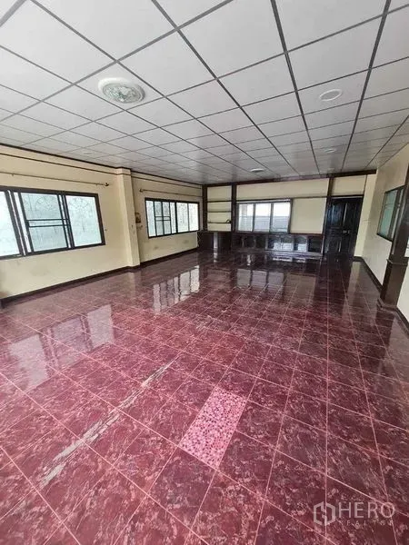 Warehouse for rent in Bang Yai, Nonthaburi - Spacious office room with drop ceiling, multiple windows and glossy tiles.