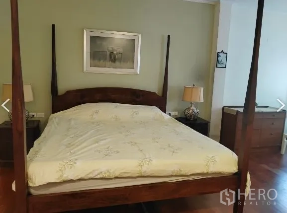 บ้าน ให้เช่าในHuai Khwang, Bangkok - ห้องนอนแขกพร้อมเตียงสี่ปี้นและโคมไฟข้างเตียง