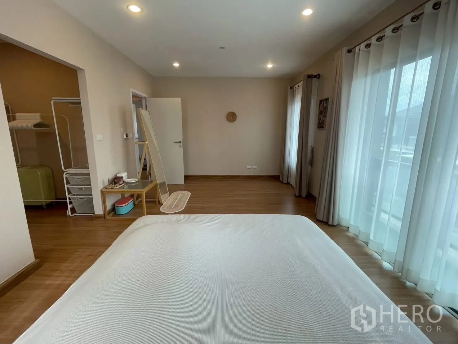 บ้านเดี่ยว for rent in Bang Phli, Samut Prakan - ห้องนอนใหญ่กว้างขวาง หน้าต่างกว้าง มุมนั่งเล่น และไฟสว่างนุ่ม.