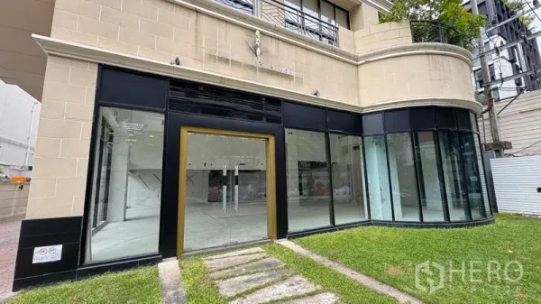 零售空间 出租在Watthana, Bangkok - 临街店面，金色框玻璃入口与草坪步道