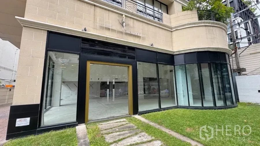 零售空间 出租在Watthana, Bangkok - 临街店面，金色框玻璃入口与草坪步道