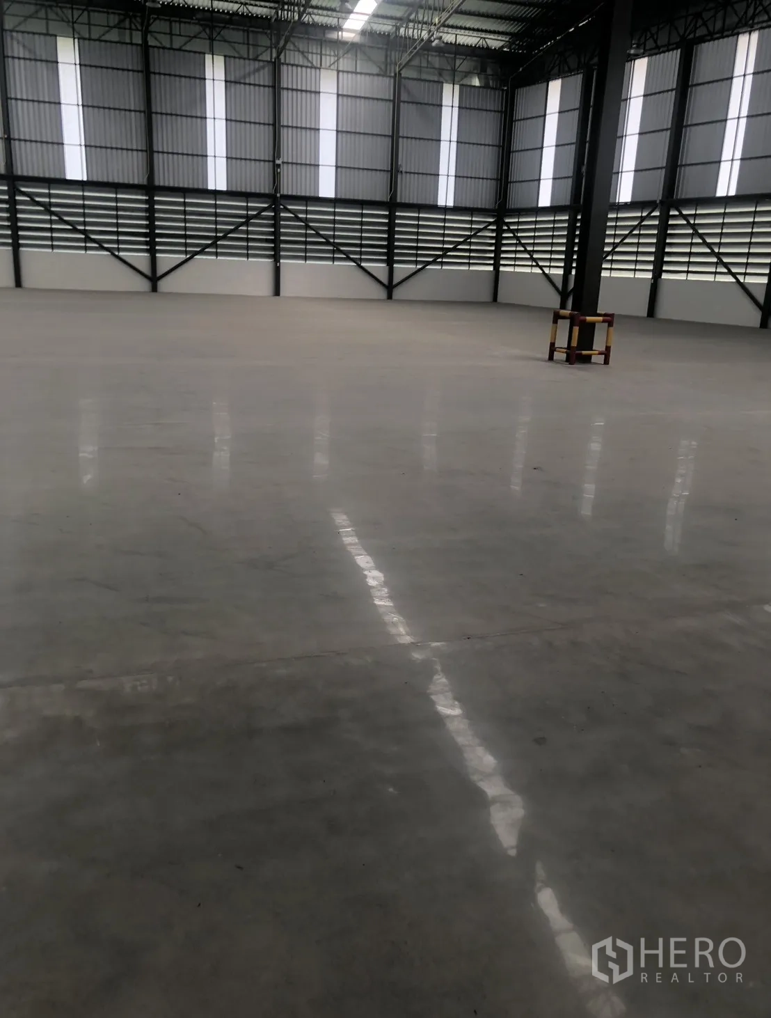工厂 for rent in Si Racha, Chon Buri - 高挑钢结构厂房内景，抛光混凝土地面宽阔平整。