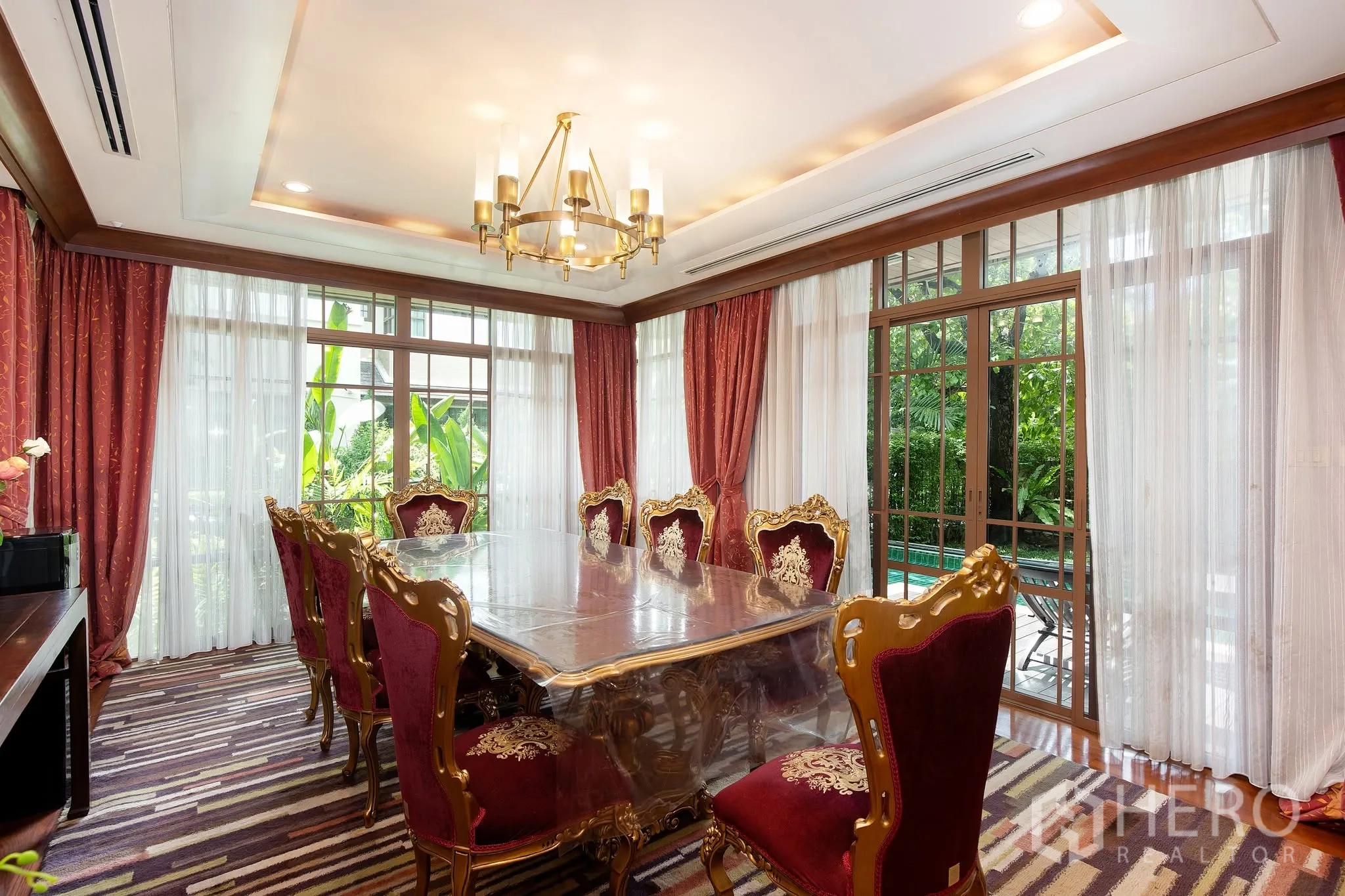บ้านเดี่ยว for rent or sale in Watthana, Bangkok - ห้องนั่งเล่นสไตล์คลาสสิก ชุดโซฟาหรู ใต้ฝ้าไม้ตกแต่ง