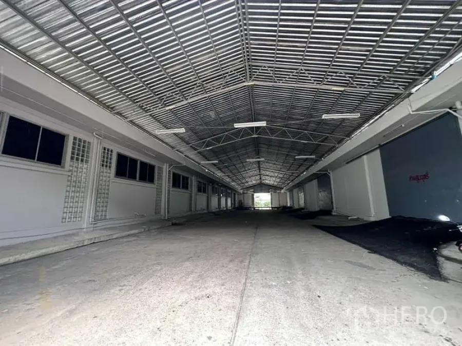Warehouse for rent in Mueang Samut Prakan, Samut Prakan - Long covered loading bay with multiple access doors for all-weather operations.