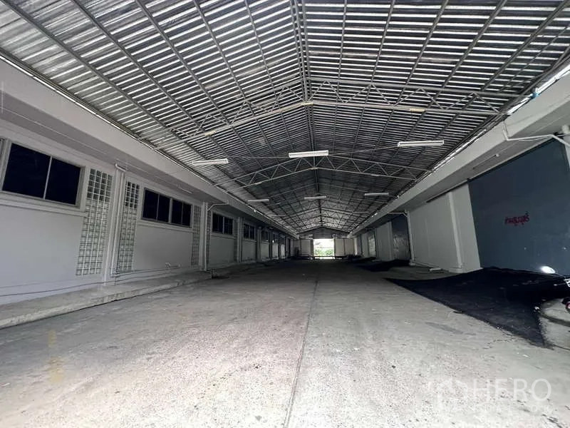 Warehouse for rent in Mueang Samut Prakan, Samut Prakan - Long covered loading bay with multiple access doors for all-weather operations.