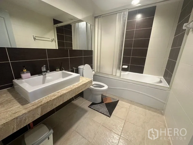 คอนโด ให้เช่าในWatthana, Bangkok - ห้องน้ำพร้อมอ่างอาบน้ำ กั้นกระจก ท็อปหินกว้าง และกระจกบานใหญ่
