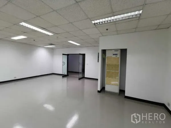 สำนักงาน ให้เช่าในWatthana, Bangkok - ห้องทำงานกว้างสว่าง มีประตูกระจกทางเข้าและระบบปรับอากาศ.