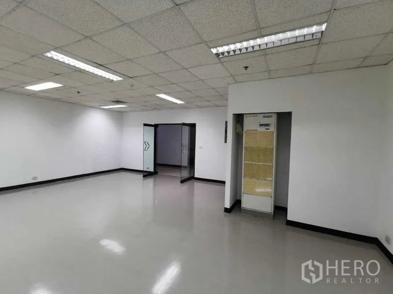 สำนักงาน ให้เช่าในWatthana, Bangkok - ห้องทำงานกว้างสว่าง มีประตูกระจกทางเข้าและระบบปรับอากาศ.