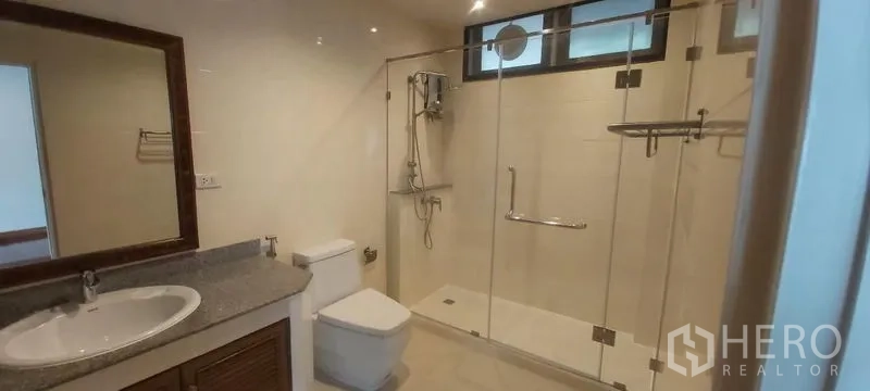 独立式住宅 出租在Pathum Wan, Bangkok - 现代浴室，玻璃淋浴间、洗手台与马桶