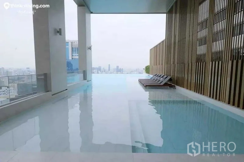 公寓 出租在Watthana, Bangkok - 带顶棚的无边泳池，设躺椅与城市景观