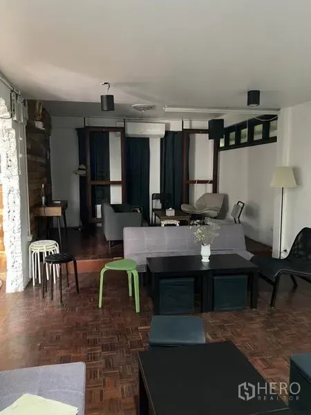 带办公室的家 出租在Pathum Wan, Bangkok - 休闲区，沙发、窗帘与矮几，布局灵活可会议。