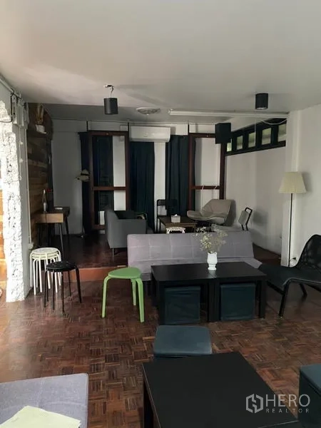 带办公室的家 出租在Pathum Wan, Bangkok - 休闲区，沙发、窗帘与矮几，布局灵活可会议。