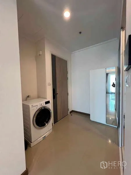 公寓 出租在Ratchathewi, Bangkok - 入户走廊配滚筒洗衣机与收纳柜。