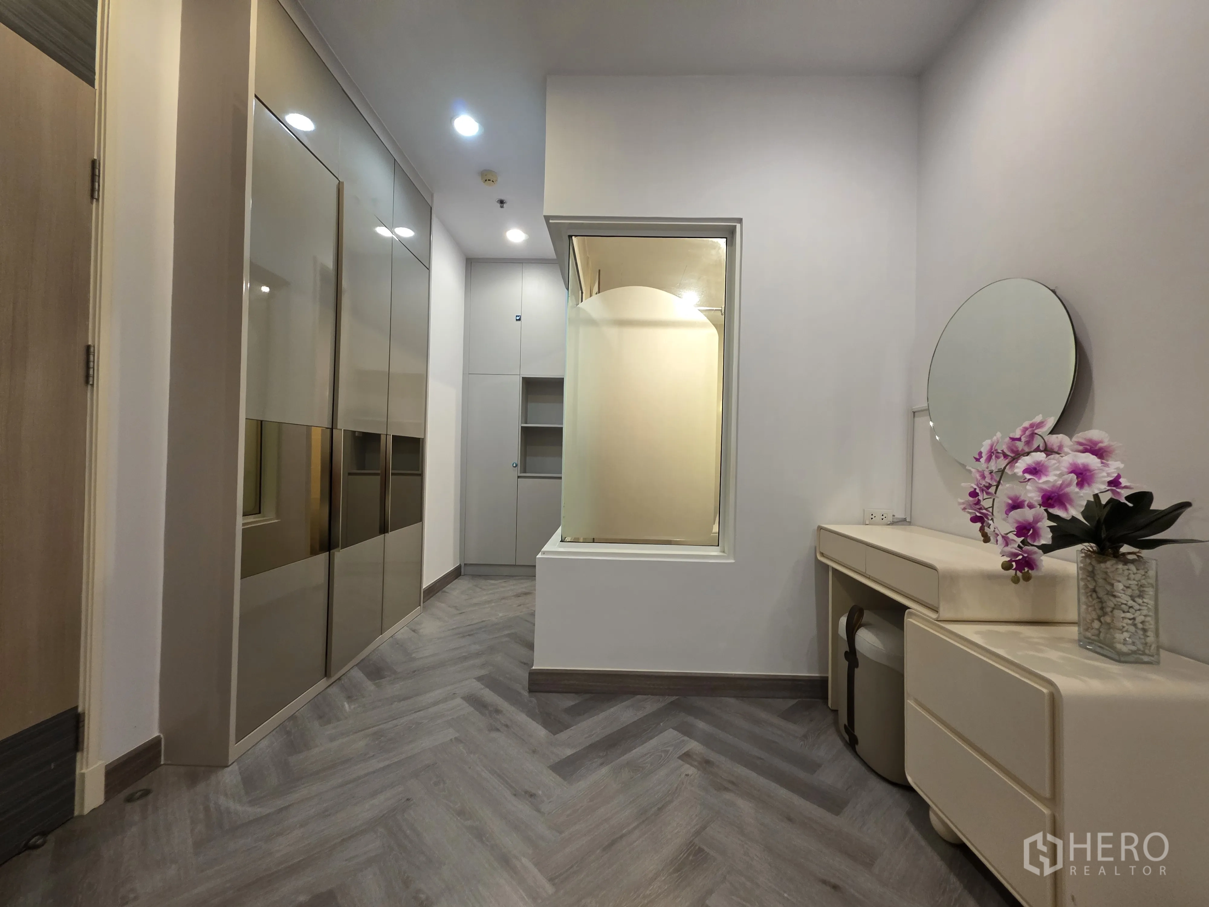 公寓 for rent in Bang Kapi, Bangkok - 走廊设亮面衣柜与梳妆台，旁有室内窗。