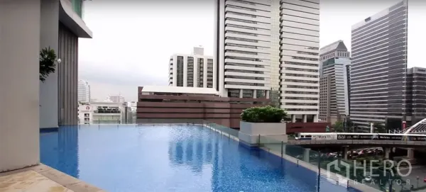 คอนโด ให้เช่าในBang Rak, Bangkok - สระว่ายน้ำอินฟินิตี้ชั้นสูง มองเห็นวิวสกายไลน์บางรักและทางรถไฟฟ้า