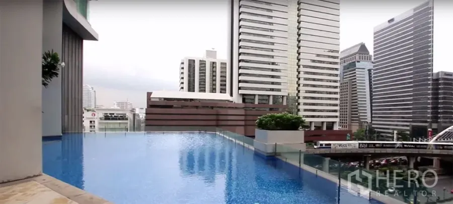 Condominium for rent in Bang Rak, Bangkok - Infinity-edge swimming pool on a high floor with Bangkok skyline and BTS track views in Bang Rak.