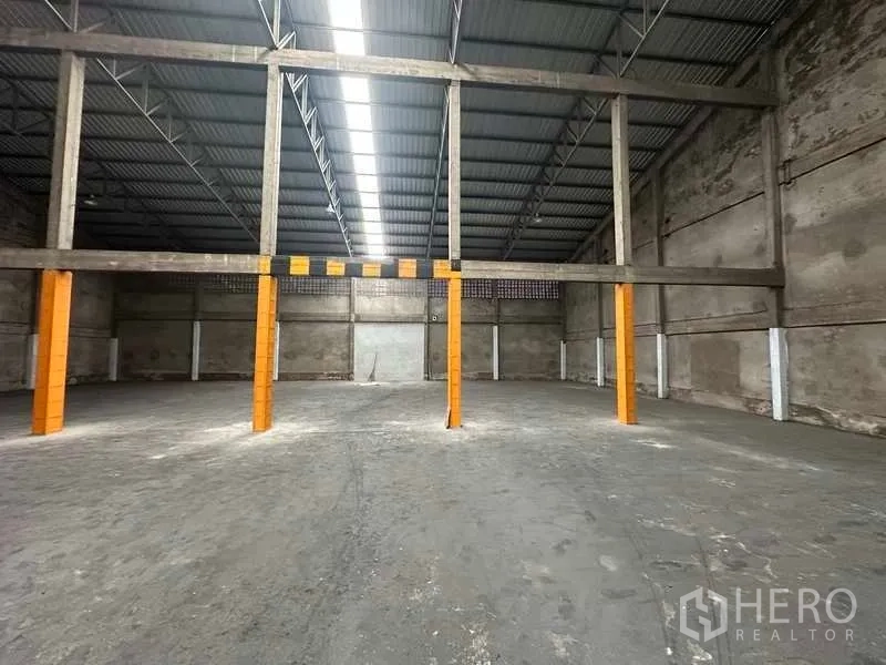 คลังสินค้า ให้เช่าในMueang Pathum Thani, Pathum Thani - ช่วงเสาโครงเหล็กขนาดใหญ่ เหมาะวางชั้นวางสินค้า.