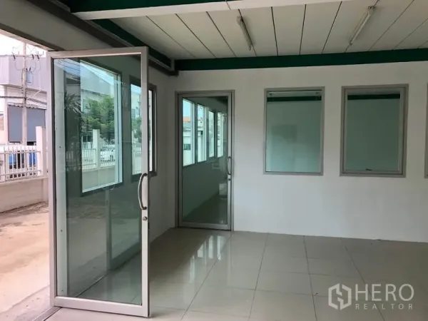 工厂 出租在Lam Luk Ka, Pathum Thani - 一层办公室入口，玻璃推门与亮面地砖