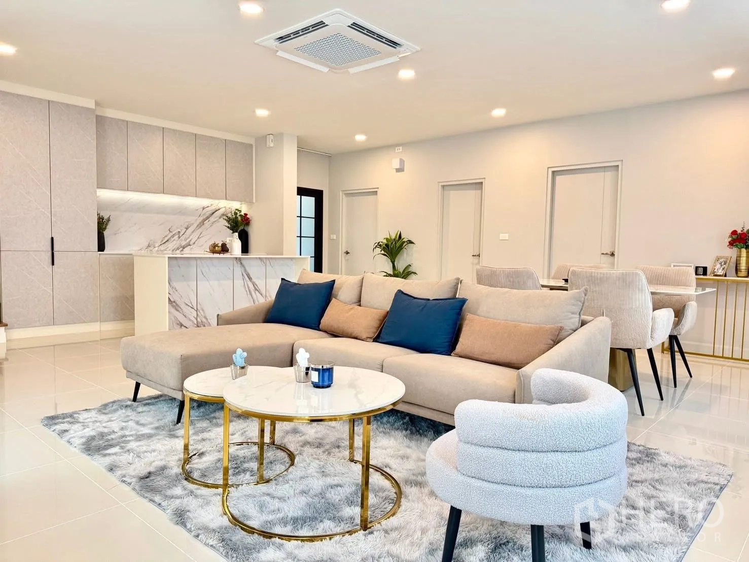บ้าน for rent in Bang Phli, Samut Prakan - เลานจ์โซฟาเซกชันนอล โต๊ะกลางทรงกลมคู่ มองเห็นครัวทันสมัย