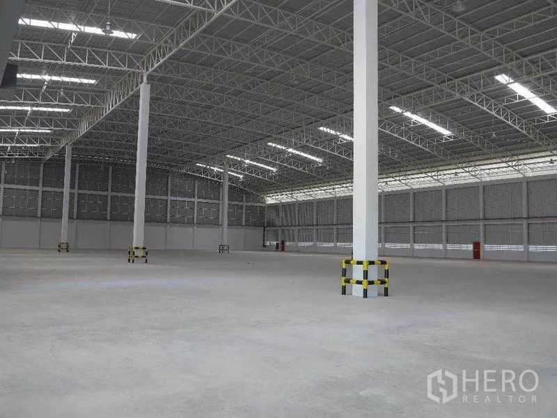คลังสินค้า ให้เช่าในBan Bueng, Chon Buri - ภายในโกดังโปร่ง เพดานสูงโครงเหล็ก พื้นคอนกรีตเรียบ