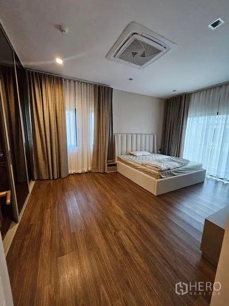 独立式住宅 出售在Mueang Pathum Thani, Pathum Thani - 主卧木地板，大窗与纱帘，天花嵌入式空调。