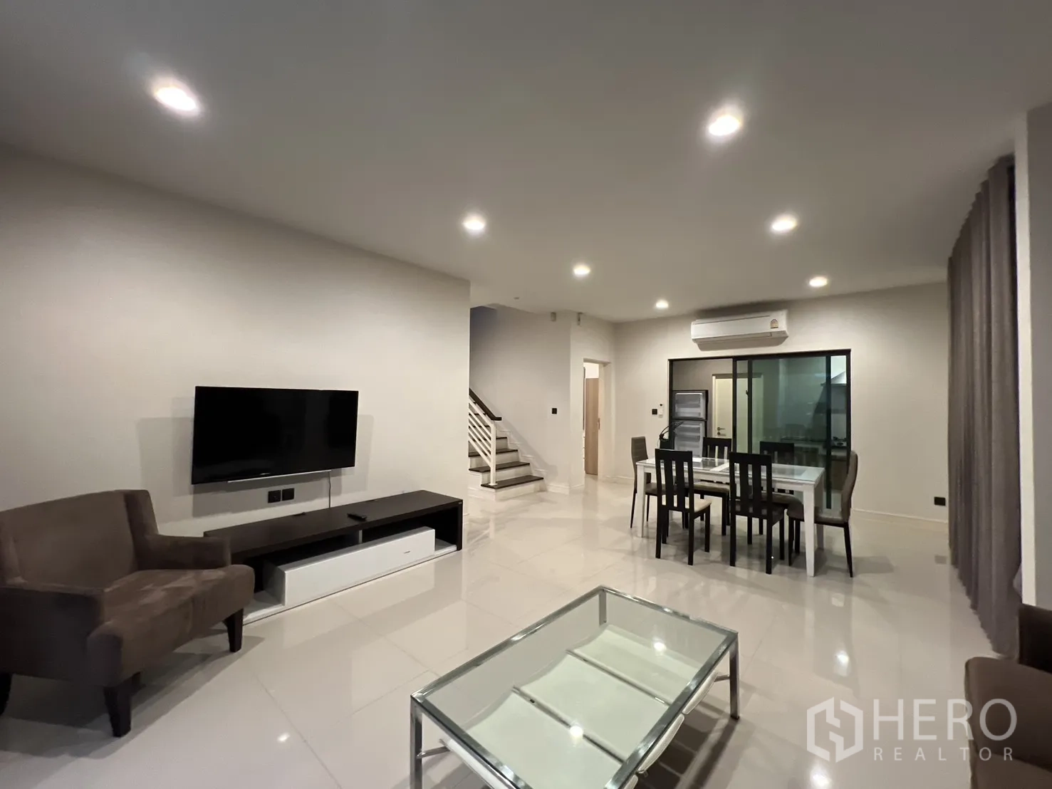 Detached House for rent or sale in Bang Kapi, Bangkok - Built-in L-shaped kitchen with gas hob, hood and wood cabinetry.