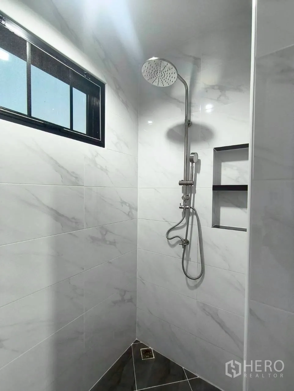 Warehouse for rent in Mueang Nonthaburi, Nonthaburi - Close-up of walk-in shower with rainfall showerhead and window.