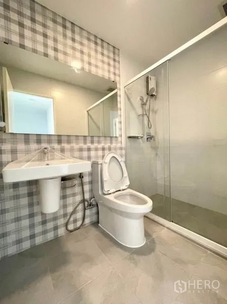 联排别墅 for rent in Prawet, Bangkok - 第二卫生间带淋浴房、坐便器、台盆与大镜。