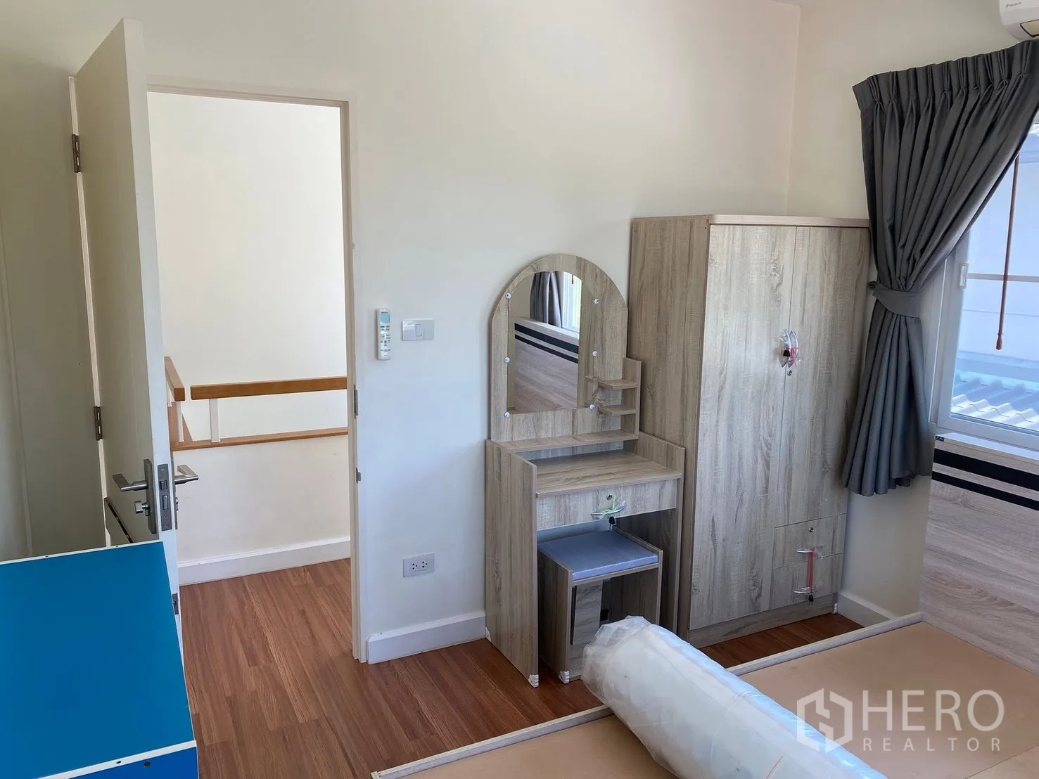 บ้านเดี่ยว for rent in Prawet, Bangkok - ห้องนอนพร้อมโต๊ะเครื่องแป้ง ตู้เสื้อผ้า และหน้าต่าง