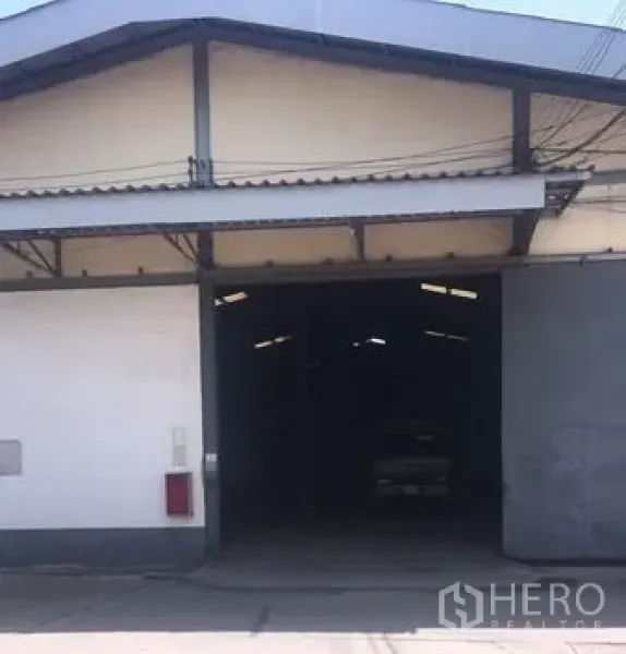 货栈 出租在Chachoengsao - 仓库正门配金属滑门与人字形屋顶，带遮雨装卸区，位于邦帕空。