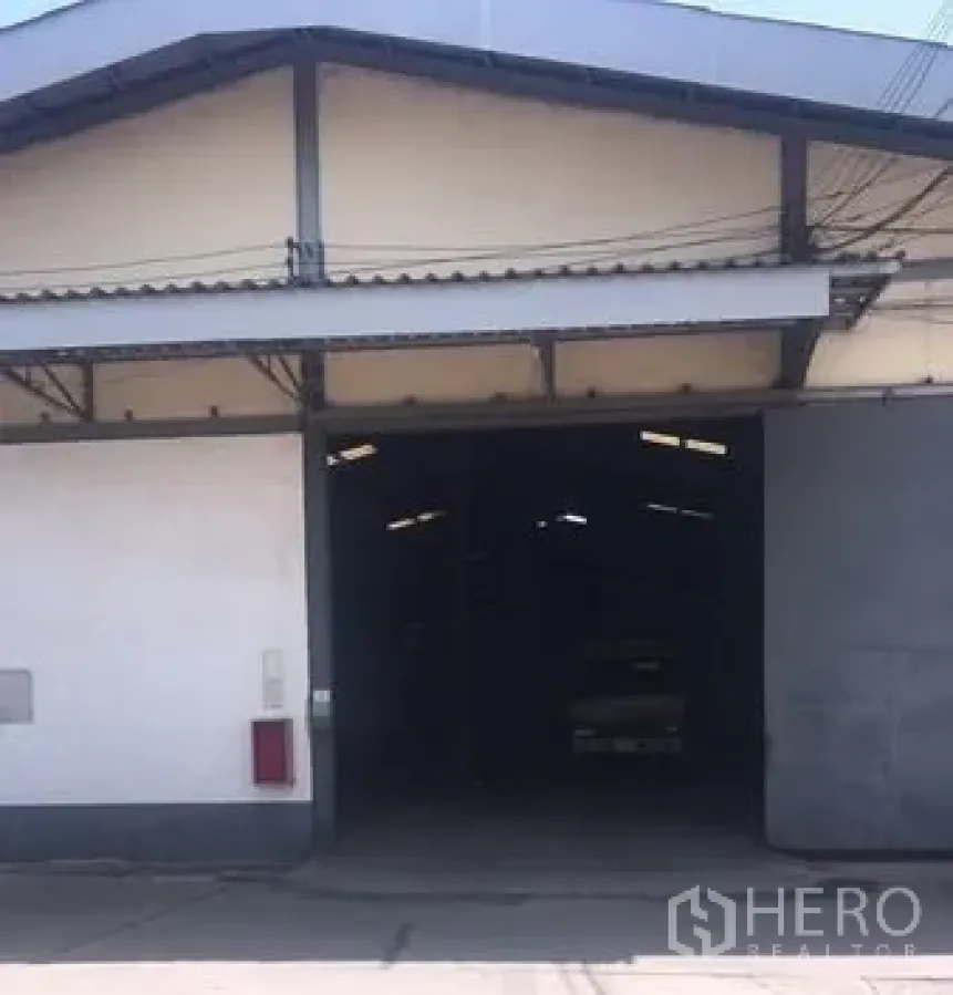 货栈 出租在Chachoengsao - 仓库正门配金属滑门与人字形屋顶，带遮雨装卸区，位于邦帕空。