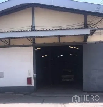 货栈 出租在Chachoengsao - 仓库正门配金属滑门与人字形屋顶，带遮雨装卸区，位于邦帕空。