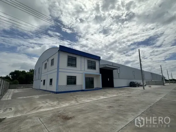 โรงงาน ให้เช่าหรือขายในSai Noi, Nonthaburi - อาคารสำนักงานสองชั้นพร้อมโรงงานใหม่และลานคอนกว้างในไทรน้อย นนทบุรี