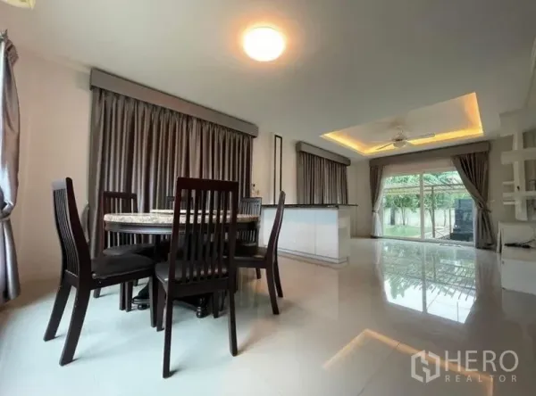 บ้าน ขายในBang Phli, Samut Prakan - มุมรับประทานอาหารโต๊ะกลม ข้างหน้าต่างบานกว้าง ต่อเนื่องกับครัว