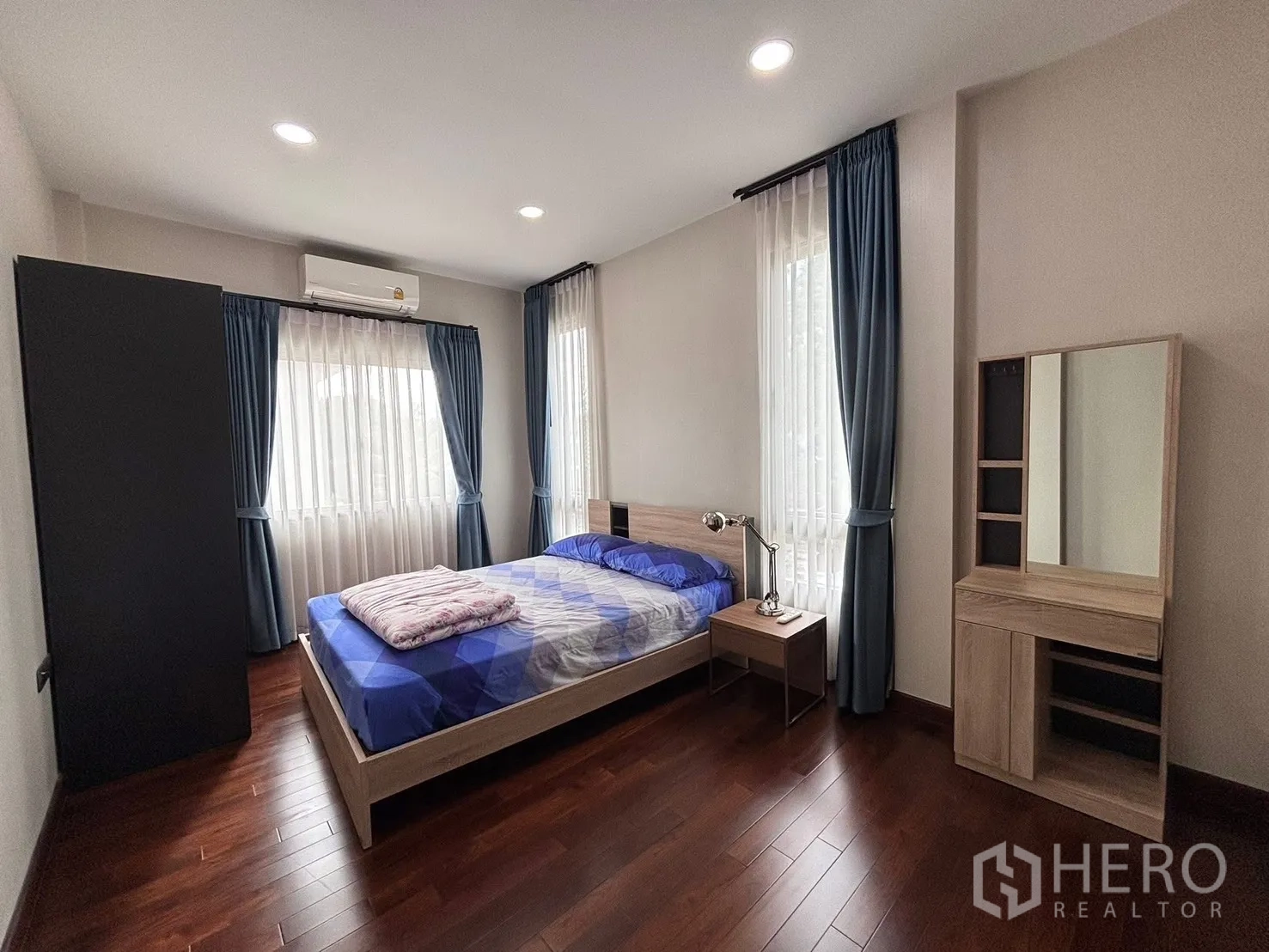 บ้านเดี่ยว for rent in Bang Phli, Samut Prakan - ห้องนอนสว่างมีเตียง พื้นไม้ ผ้าม่าน และโต๊ะแต่งตัว