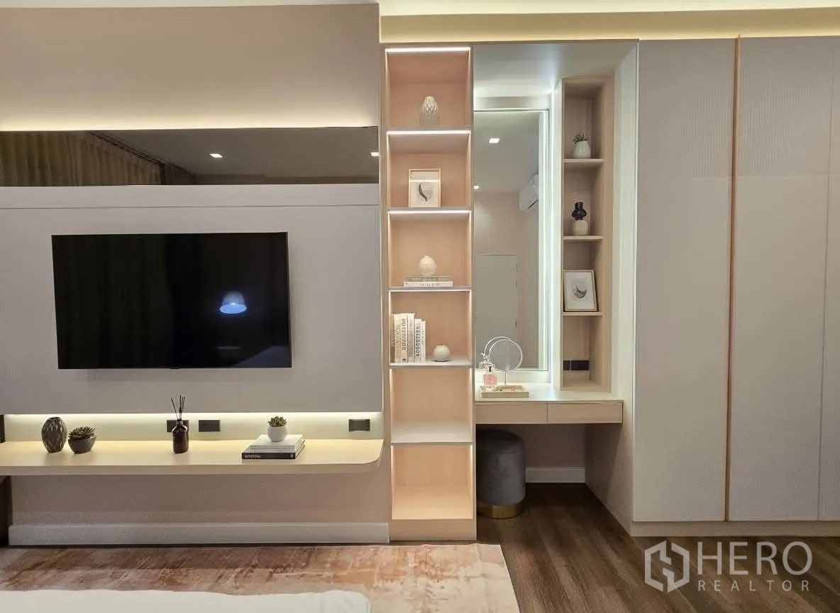 บ้าน for rent or sale in Bang Phli, Samut Prakan - มาสเตอร์ซวีทกับผนังทีวี ชั้นโชว์ไฟในตัว และโต๊ะเครื่องแป้ง