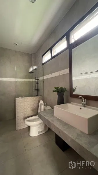 独立式住宅 出租在Lat Krabang, Bangkok - 现代卫生间，步入式淋浴、方形台盆与长石台面。