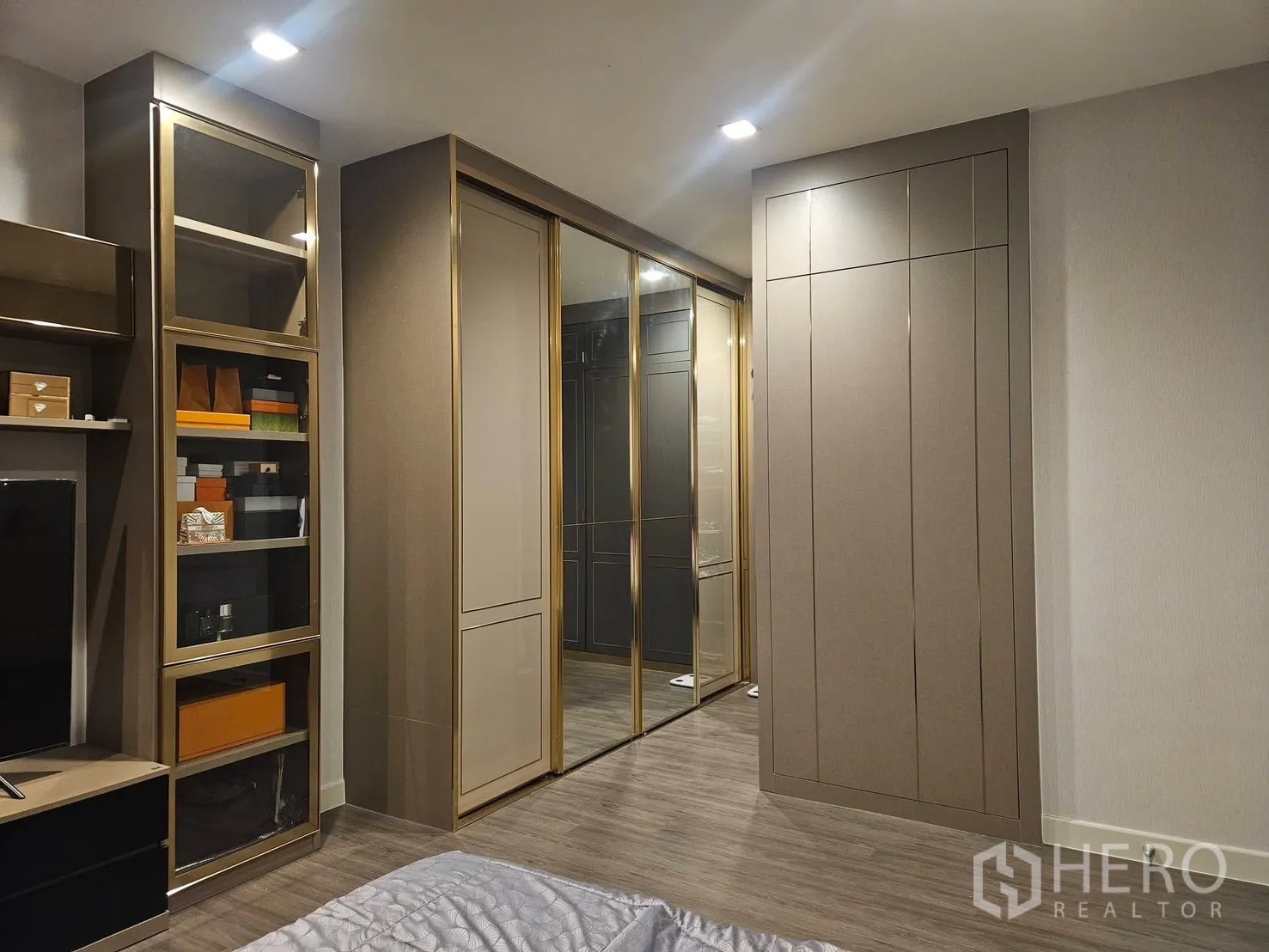 Detached House for rent in Saphan Sung, Bangkok - Bedroom with custom cabinetry and mirrored wardrobes.