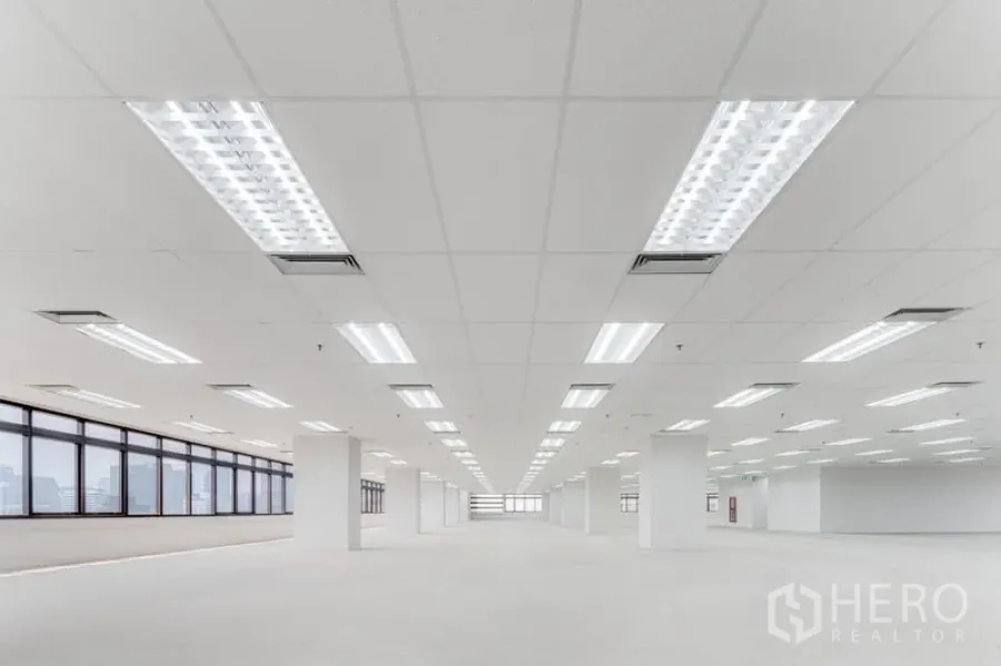 办公空间 出租在Pathum Wan, Bangkok - 超大办公楼层，格栅天花、荧光灯与结构柱