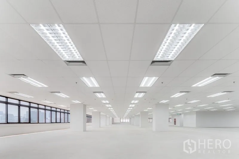 办公空间 出租在Pathum Wan, Bangkok - 超大办公楼层，格栅天花、荧光灯与结构柱