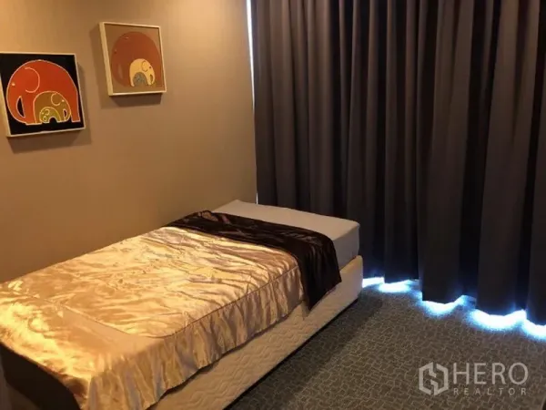 公寓 出租或出售在Watthana, Bangkok - 次卧配单人床、墙面装饰画与遮光窗帘