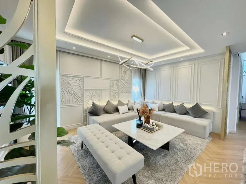 บ้าน ให้เช่าในBang Phli, Samut Prakan - ห้องนั่งเล่นโซฟาตัวแอลขนาดใหญ่ เพดานหลุมและไฟดีไซน์