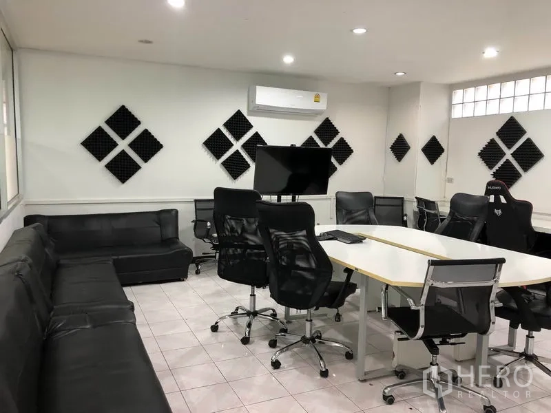 คลังสินค้า ให้เช่าในChatuchak, Bangkok - ห้องประชุมพร้อมทีวี โซฟาหนัง โต๊ะประชุม และแผ่นซับเสียงบนผนัง