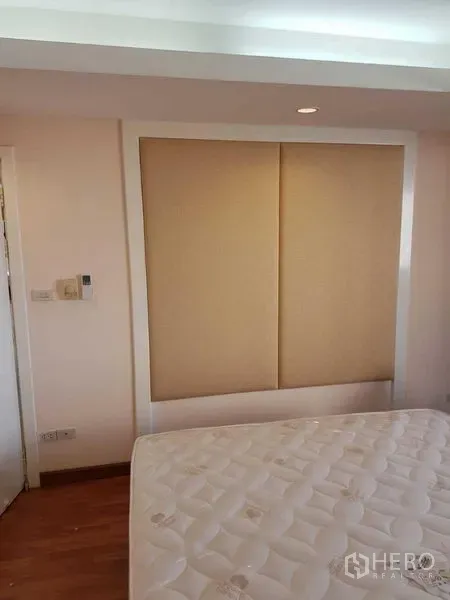 คอนโด ให้เช่าในWatthana, Bangkok - มุมห้องนอนพร้อมที่นอน ไฟดาวน์ไลท์ และผนังตกแต่งบุผ้า