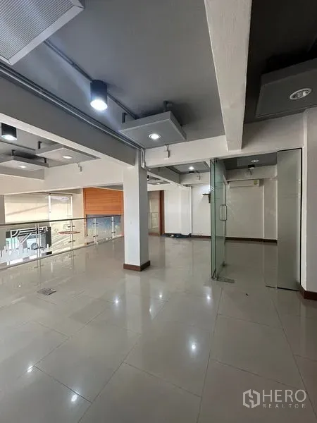 办公空间 出租在Pathum Wan, Bangkok - 曼谷办公空间开放式区域，瓷砖地面、玻璃隔断与轨道灯，近奇隆站。